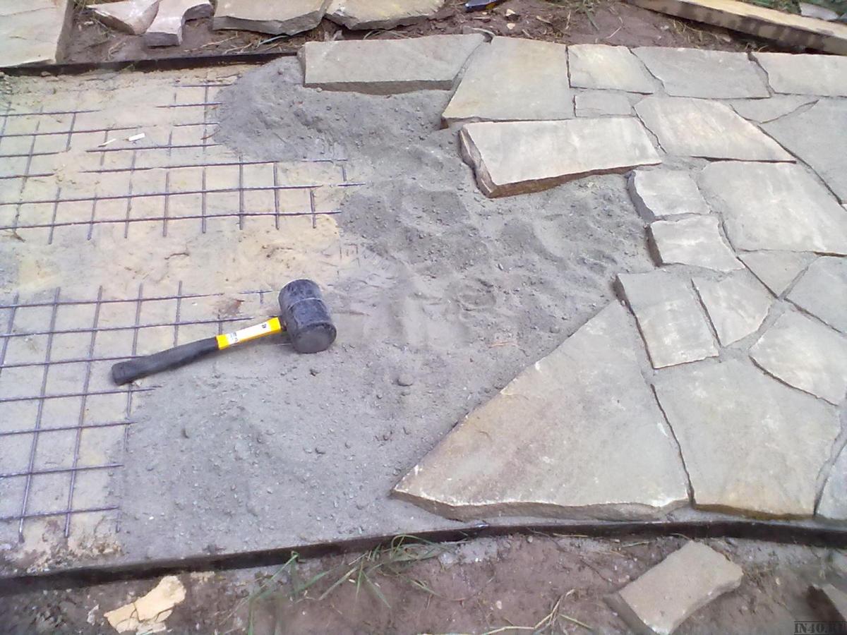 Укладка камня плитняка на бетонное основание